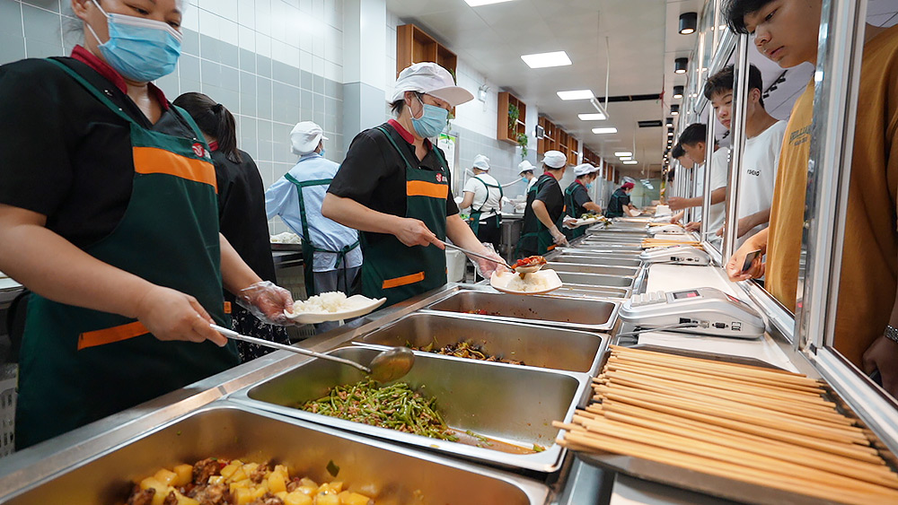 食堂就餐,成都指南针学校