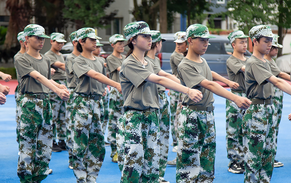 成都指南针学校,2022级新生军训1.jpg