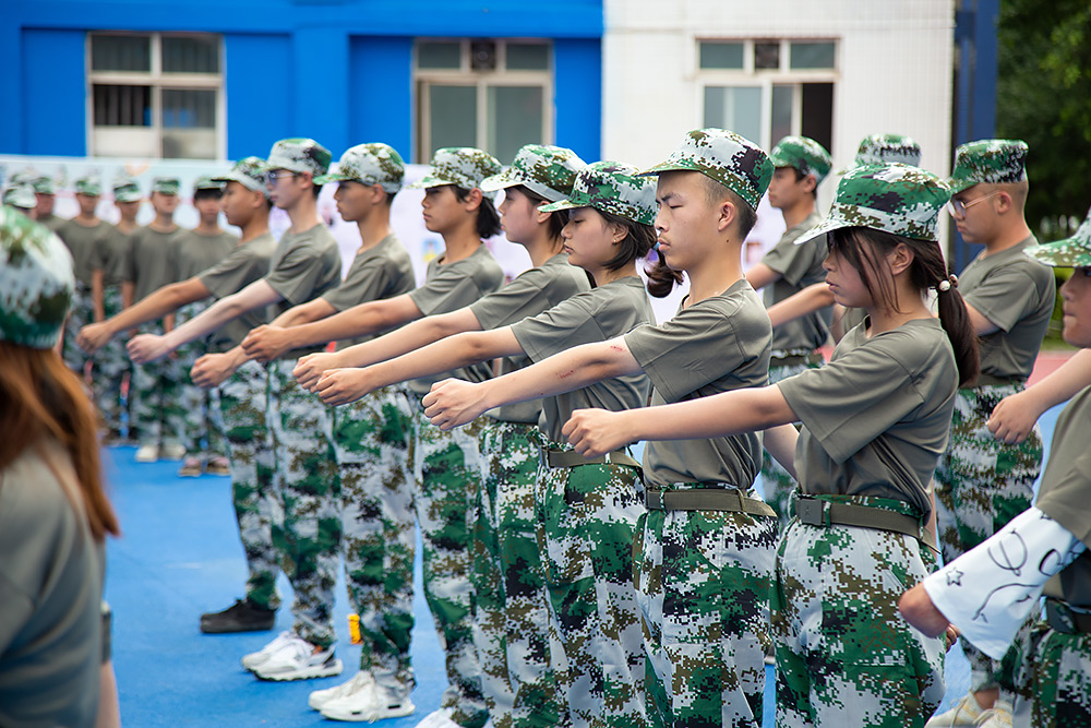 成都指南针学校,2022级新生军训3.jpg